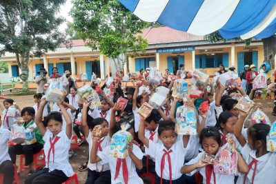 Tết Trung thu 2024 .  Cơn bão Yagi đi qua đã để lại bao đau thương, mất mát cho đất nước nhưng đọng lại là sự đoàn kết của toàn dân tộc, tương trợ lẫn nhau; là những tấm lòng nhân ái, sẻ chia yêu thương trong khó khăn, hoạn nạn.  Cùng chia sẽ với niềm mất mát ấy trường TH Y Ngông không tổ chức hoạt động múa lân để cùng chung tay hỗ trợ cùng đồng bào sau lũ. Tại nhà trường, Liên đội nhận được sự quan từ Đoàn phường Đạt Hiếu đã tặng 145 suất quà trung thu cho các em. Sự quan tâm của Bạn Phạm Đoan Trang ở Củ Chi – TP. HCM (bạn của cô giáo Yến – GV Tiếng Anh trường TH Y Ngông) đã tặng hơn 150 suất bánh trung tru tới tay các em học sinh của Liên đội. Xin được gửi lời cảm ơn sâu sắc đến Đoàn phường Đạt Hiếu và bạn Trang.  Tại Liên đội, Xin cảm ơn sự quan tâm của BGH nhà trường đã rất quan tâm và tạo điều kiện để Liên đội tổ chức hoạt động Vui Tết trung thu tiết kiệm nhưng rất ý nghĩa: Thi làm đèn lồng đẹp và mâm cỗ trung thu cho các em học sinh phá cỗ.  Trung thu cho các em ấm áp đầy tình thương!