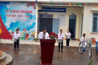 Hôm nay, ngày 5/9/2024, trường Tiểu học Y Ngông tổ chức lễ khai giảng năm học 2024 – 2025 với hơn 140 em học sinh trong không khí vui tươi và trang trọng. Nhà trường rất vinh dự đón tiếp quý vị Đại biểu tham dự :  + Đại biểu thị xã: Ông Mlô Y Hoa; Chức danh TUV- phó trưởng ban tuyên giáo TX Buôn Hồ + Đại biểu phường: Ông: Y Chép Mlô- Phó bí thư Đảng ủy, CTHĐND Phường Đạt Hiếu.  Ông: Lê Thành Vinh- phó chủ tịch UBND phường Đạt Hiếu.  + Về phía đại biểu buôn: Ông: MgLin trưởng buôn Klia.  + Về phía CMHS ông: Ma Choi – hội trưởng hội cha mẹ học sinh trường tiểu học Y Ngông.  Đã về dự và khích lệ và động viên tỉnh thần thầy và trò trước thềm năm học mới.