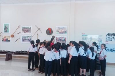 Tham quan không gian trưng bày khu văn hóa Buôn Kli A, phuờng Đạt Hiếu, thị xã Buôn Hồ. Niềm hân hoan và sự tự hào của các em khi đuợc đến khu vực trưng bày.