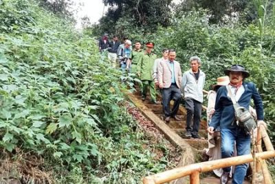 ĐỘI TUYÊN TRUYỀN MĂNG NON TRƯỜNG TIỂU HỌC Y NGÔNG THAM GIA LỄ CÔNG BỐ DU LỊCH CỘNG ĐỒNG BUÔN KLIA, PHƯỜNG ĐẠT HIẾU.  Chúng em còn được gặp gỡ Các nhạc sĩ trong Hội nhạc sĩ Việt Nam như Nhạc sĩ Nguyễn Cường, Nhạc sĩ Đỗ Dũng, Nhà biên kịch Hồng Hoa, các Nhạc sĩ Phan Long, Lê Quốc Thắng, Khánh Vinh, Trầm Tích, Võ Hoài Phúc, Nguyễn Hương Thành, Hà Lam Anh, Nguyễn Sỹ Hùng, Lê Hải, Dương Tấn Bình….đã về thăm Buôn Klia chúng em.